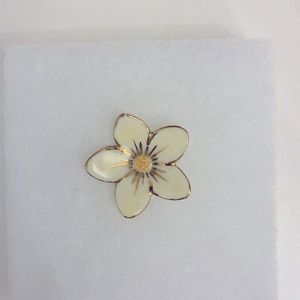 Star Brooch yellow push pin.